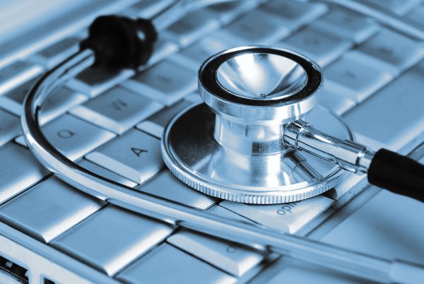 Silver stethoscope over laptop 600x400 Silver stethoscope over laptop 600x400